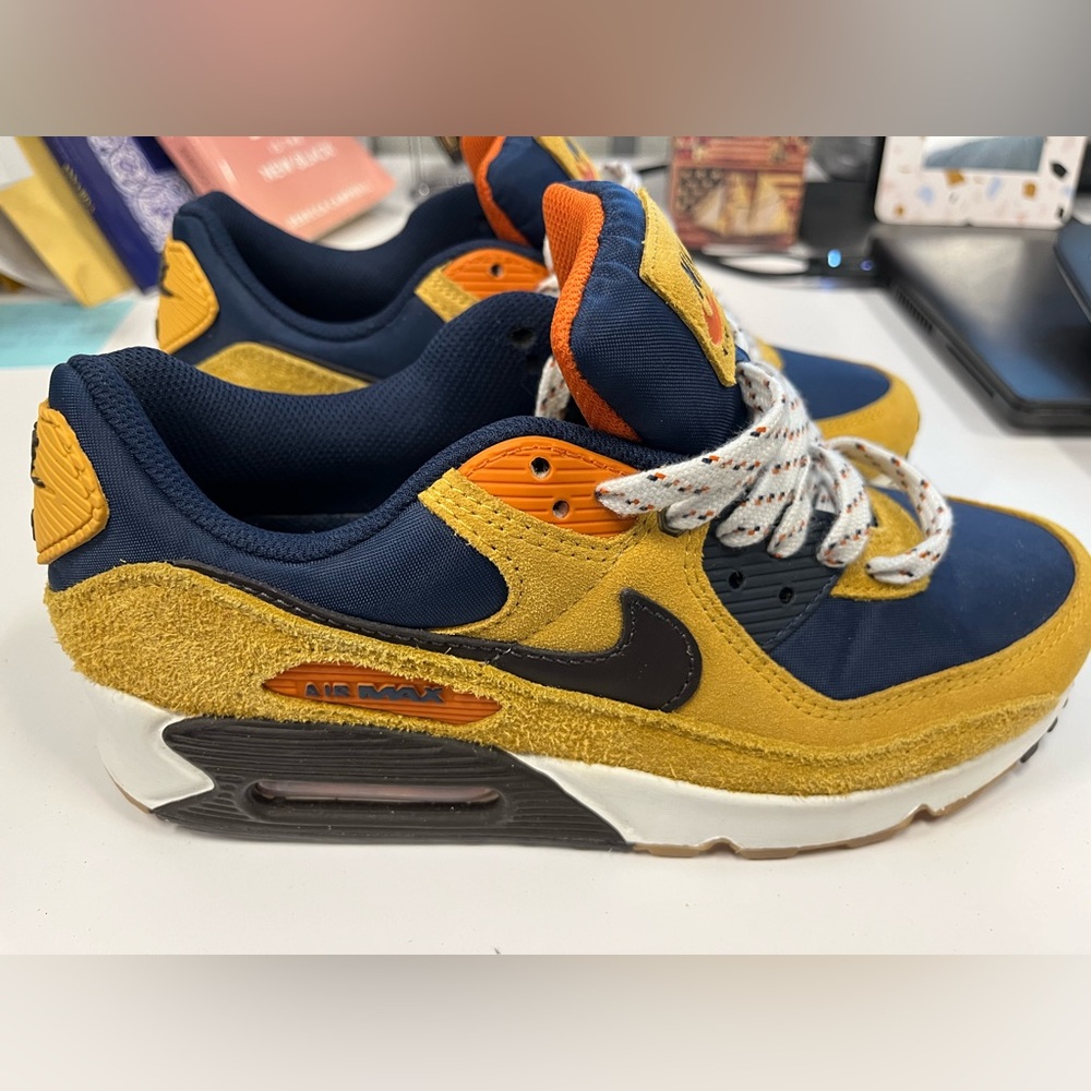 NIKE AIR MAX 'BUCKTAN TEAM NAVY only wore ONCE no box